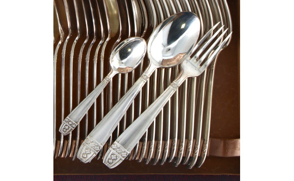 Ménagère en métal argenté comprenant 12 