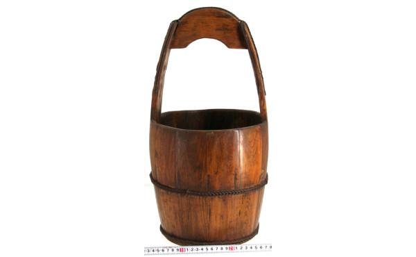 Seau ancien chinois à une anse en bois e
