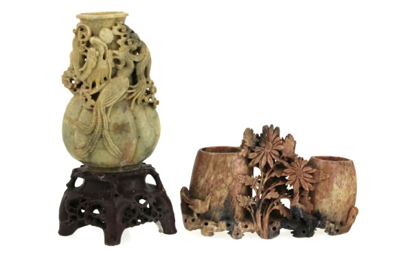 Vase en pierre de lard avec socle en pie