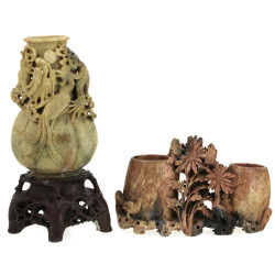 Vase en pierre de lard avec socle en pie