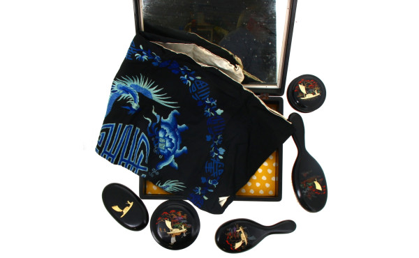 Coffret en laque asiatique contenant 5 a