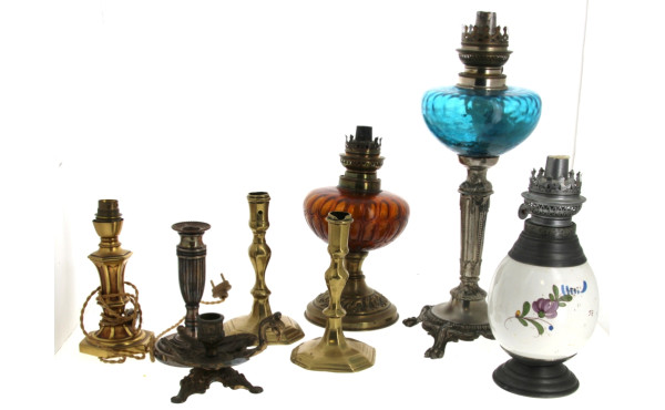 Lot de lampes à pétroles et de divers bo