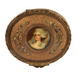 Boîte à bijoux ancienne de forme ovale e
