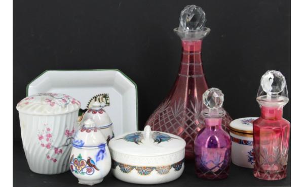 Lot comprenant un poudrier en porcelaine