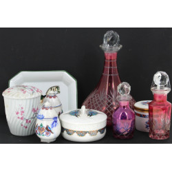 Lot comprenant un poudrier en porcelaine