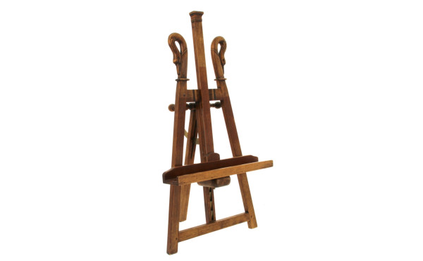 Chevalet en bois sculpté à décor de cols