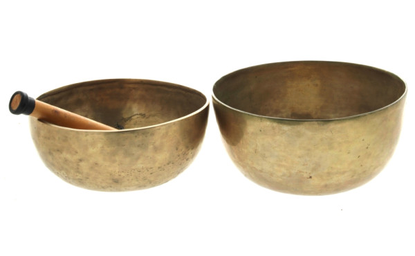 Paire de bols chantants, diam. 23,5 et 2
