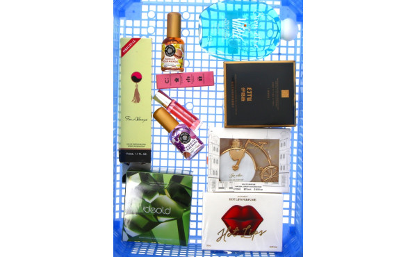Thème PARFUMS - Lot de parfums divers la