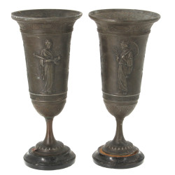 Paire de vases forme tulipe en métal com