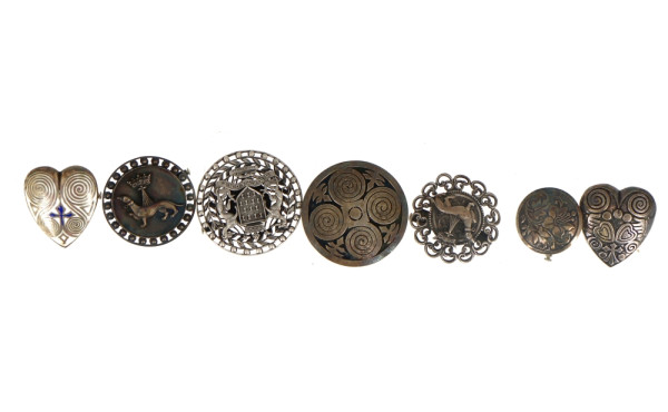 Lot de 7 broches en métal à thématique b