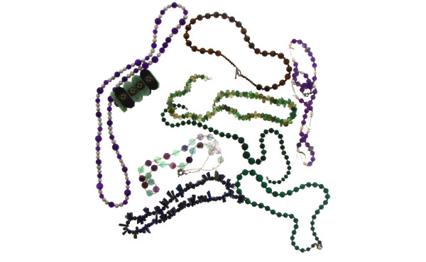 Lot de 8 colliers dont améthyste, œil de