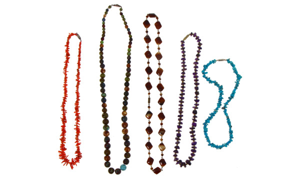 5 colliers fantaisie dont pierres, et un
