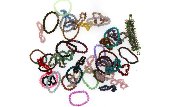 Lot d'environ 50 bracelets fantaisie