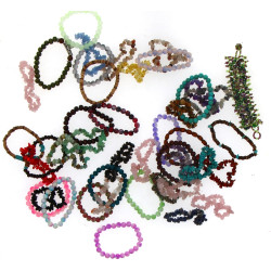 Lot d'environ 50 bracelets fantaisie