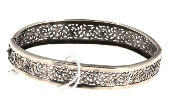 Bracelet jonc ouvrant en argent ajouré, 
