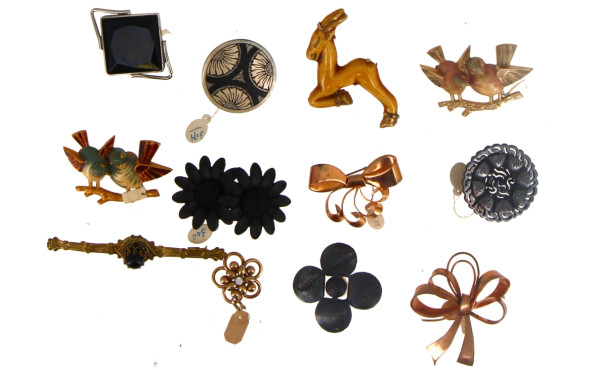 Lot de 12 broches fantaisie période anné