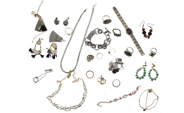 Lot de bijoux fantaisie dont collier, mo