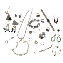 Lot de bijoux fantaisie dont collier, mo