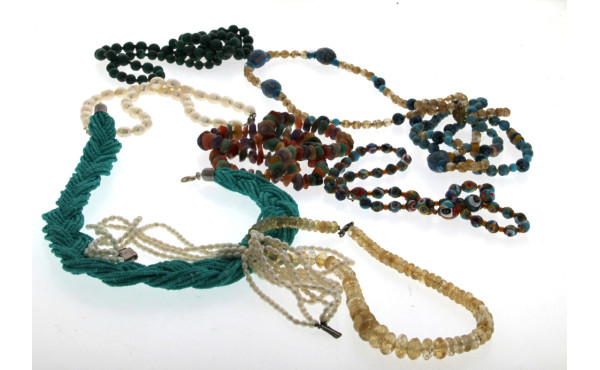 Lot de 8 colliers dont perles d'eau douc