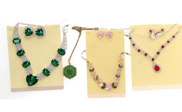 Fantaisie - 3 parures en strass (collier
