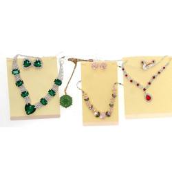 Fantaisie - 3 parures en strass (collier