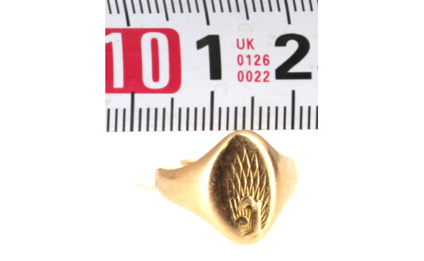 Chevalière "J" en or jaune 18 cts, trace
