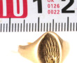 Chevalière "J" en or jaune 18 cts, trace