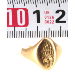 Chevalière "J" en or jaune 18 cts, trace