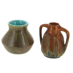 Trois vases en grès dans les tons vert e