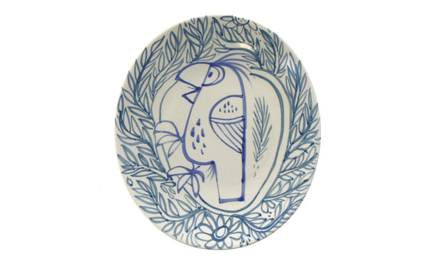 Assiette de forme ovale en faïence dans 