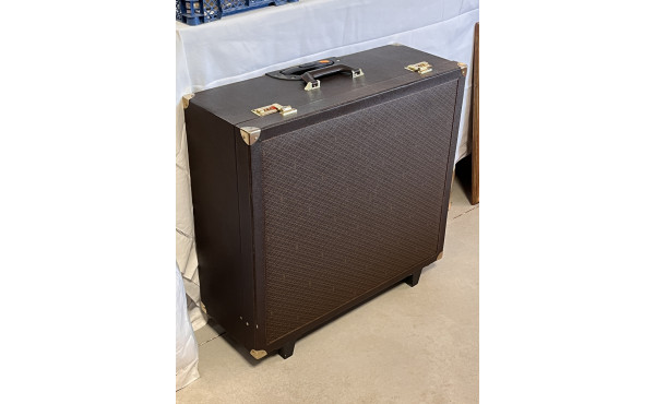 Valise vintage sur roulettes : on y join