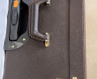 Valise vintage sur roulettes : on y join