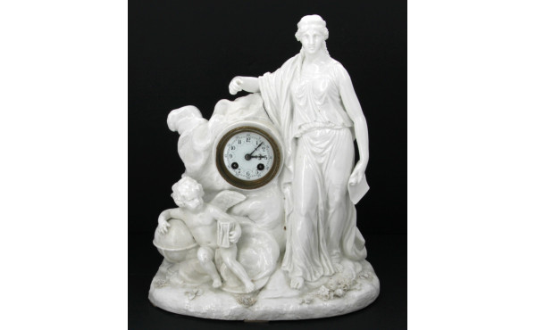 Pendule en porcelaine blanche à décor d'