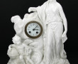 Pendule en porcelaine blanche à décor d'