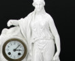 Pendule en porcelaine blanche à décor d'