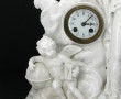 Pendule en porcelaine blanche à décor d'