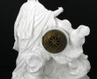 Pendule en porcelaine blanche à décor d'