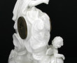 Pendule en porcelaine blanche à décor d'