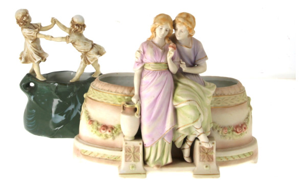 Deux jardinières en porcelaine et biscui