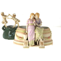 Deux jardinières en porcelaine et biscui