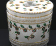 Pique-fleurs en porcelaine blanche et or