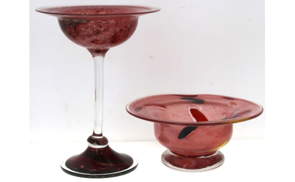 Deux coupes en verre de couleurs : une c