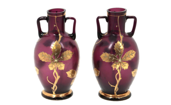 Paire de petits vases à deux anses circa