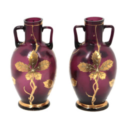 Paire de petits vases à deux anses circa