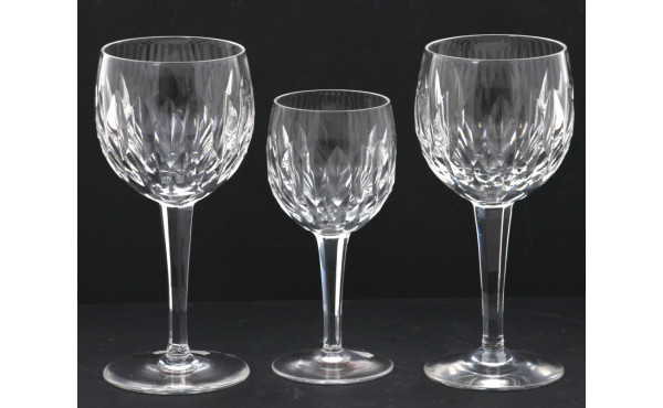 8 verres à vin en cristal H 15,5 cm et 8