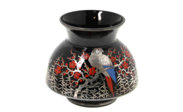 Vase en verre noir à décor d'un perroque