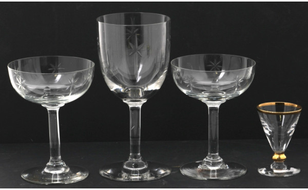 Eléments de service de verres à pied anc