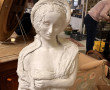 Statue en plâtre moulé "sujet féminin". 