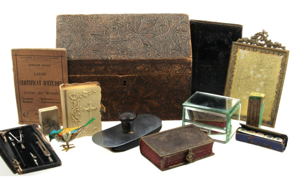 Coffret en bois sculpté : on y joint un 