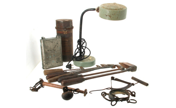 Lot comprenant une ancienne lampe d'atel